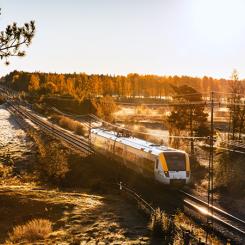 Tåg i vintrigt landskap Foto: Värmlandstrafik