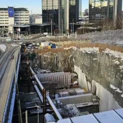 Byggarbeten för Västlänken vid Korsvägen i Göteborg, där den framtida underjordiska stationen byggs intill spårvagnstrafiken. Foto: Trafikverket