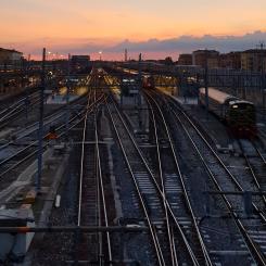 Innan tågen avgår måste vagnarnas vikt, godstyp och tågsammansättning deklareras och anpassas efter lokets dragkraft, bromskapacitet och banans profil. Foto: onur k/unsplash