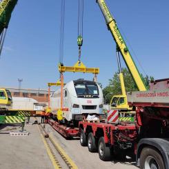 Redo för den långa resan norrut: de nya ICE L Loken transporteras med speciella lastbilar och placeras med kran på standardspåret i spanska Figueras nära den franska gränsen. Precis som med ICE L-vagnarna, som också fortfarande behöver godkännande, måste loken transporteras i ett godståg. De helt nya loken från Talgo togs emot av DB Cargos personal i Mannheim och fördes till Nürnberg. Foto: DEutsche Bahn, media