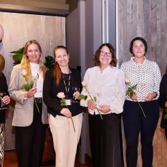 Vinnarna av Women in Rail Awards 2026: R&I in Railway Award – Sara Ålbrink, Försvarsmakten Mentoring and Leadership Award – Patrizia Wallén, Trafikverket, mottogs av Camilla Granholm Next generation in Rail Award – Femhoppet, mottogs av Annette Wolff Women Empowerment Award – SJ, mottogs av Monica Höglind Visibility & Representation Award – Järnvägskvinnor, mottogs av Mia Magnusson och Elina Kabir Foto: Tågföretagen