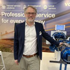 På järnvägsmässan Train & Rail berättade Ulf Hambeck, Europachef för Voiths järnvägsdivision, hur digitala automatkoppel kan minska den "luft" som i dag finns i järnvägssystemet – alltså den kapacitetsförlust som uppstår när analoga godståg inte kan kommunicera med övriga tåg.