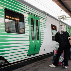 Passagerare stiger på VR:s gröna tåg. Foto: Pressbild VR