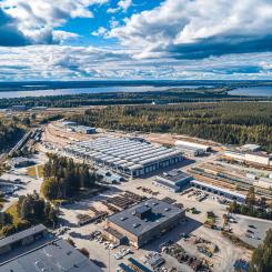 VR FleetCares serviceverkstad i finländska staden Pieksämäki med depån i bakgrunden.
Foto: Wikipedia Common Lic. Kredit: Taru Heinonen – eget verk