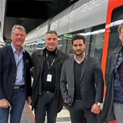 Peter Larsson, enhetschef, Ilir Cakolli, affärsområdeschef, Faeiq Ataei, tågvärd och Johan Oscarsson, vd, vid VR:s trafikstart av Öresundståg den 14 december 2025. Foto: VR