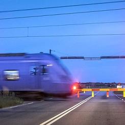 Pågatåg passerar järnvägsövergång vid väg 108 i Svedala. Foto: Wikimedia Commons