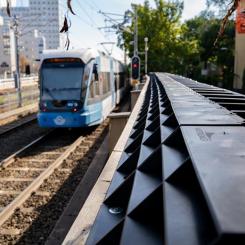 Wavebreakers ljuddämpningsmodul är designade för att installeras ovanpå bullerbarriärer. Foto: Wavebreaker