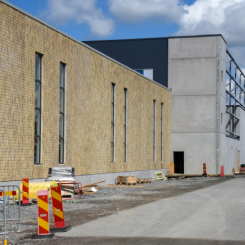 Tegelfasad på spårvagnsdepån under byggnation. Foto: Maria Västlund