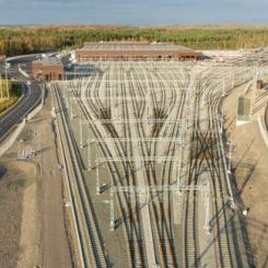 I Kärråkra utanför skånska Hässleholm ligger Sveriges modernaste verkstadsdepå för tåg. Vossloh har bland annat levererat växlar och ett så kallat MYA-system, Modular Yard Automation, som automatiskt lägger om till rätt rutt in och ut ur depån. Foto: Kasper Dudzik/Vossloh