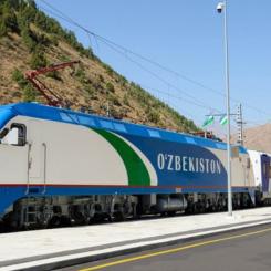 Uzbekistanskt passagerartåg på väg. Foto: TågoperatörennO'zbekiston temir yo'llari,